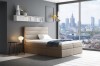 Beiges Boxspringbett im modernen Schlafzimmer mit Panoramablick auf die Stadt.