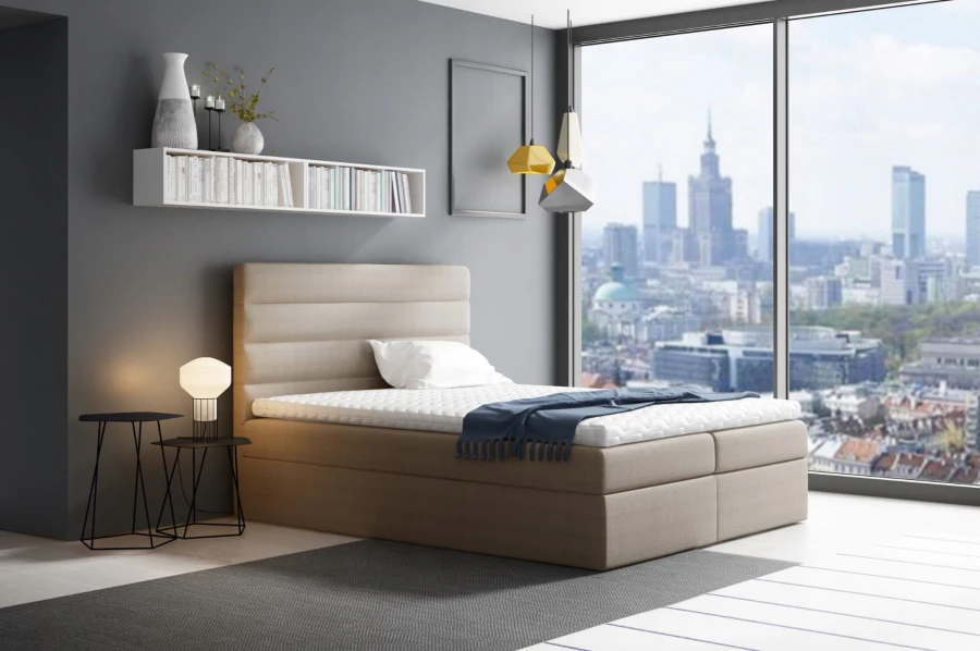 Beiges Boxspringbett im modernen Schlafzimmer mit Panoramablick auf die Stadt.