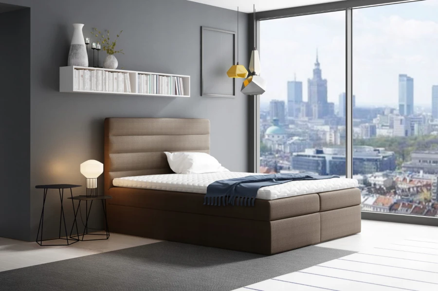 Braunes Boxspringbett für erholsamen Schlaf im stilvollen Schlafzimmer mit Aussicht.