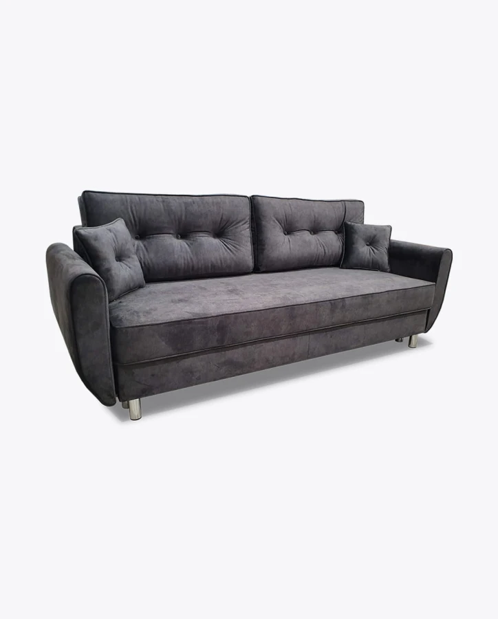 Dunkelgraues Samtsofa mit zwei Kissen und silbernen Füßen auf weißem Hintergrund.