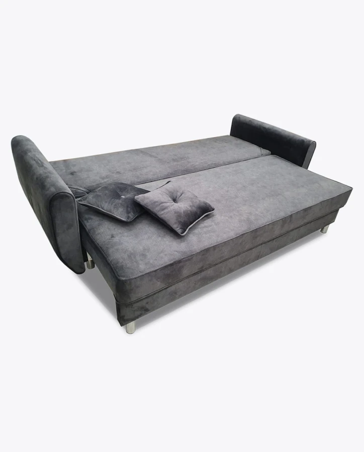 Ausgeklapptes graues Schlafsofa mit großer Liegefläche und weichem Samtbezug.