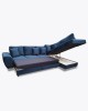 Blaues L-Form Ecksofa mit ausgezogener Bettfunktion und offenem Bettkasten.