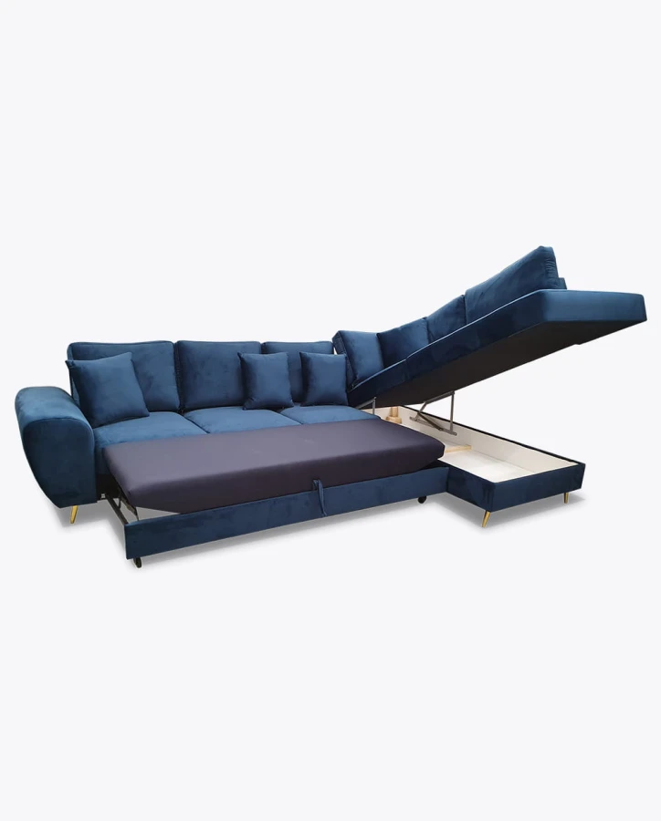 Blaues L-Form Ecksofa mit ausgezogener Bettfunktion und offenem Bettkasten.