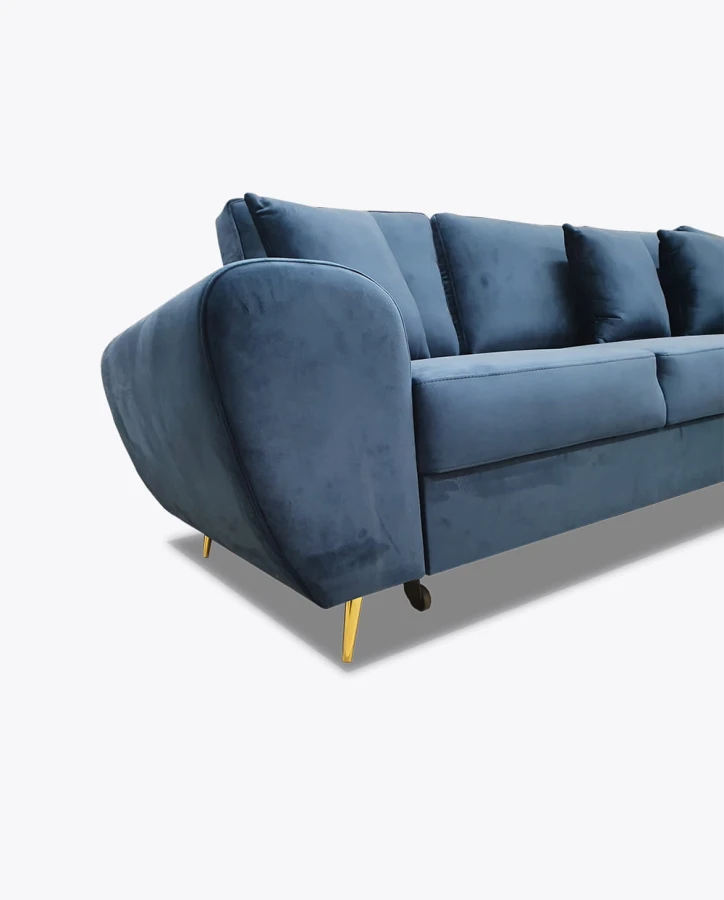 Blaues Samtsofa mit eleganten goldenen Füßen in Nahaufnahme.