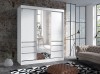 Großer weißer Kleiderschrank mit Spiegel in einem modernen Schlafzimmer mit Loft-Design.