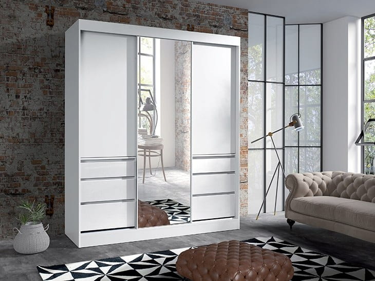 Moderner weißer Kleiderschrank mit Schiebetüren und Spiegel im Schlafzimmer.