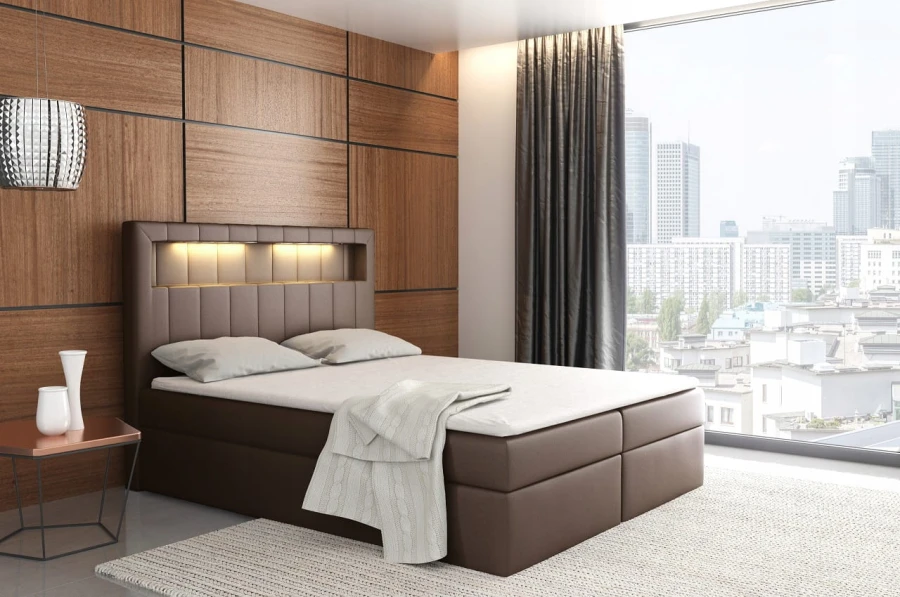 Braunes Boxspringbett mit beleuchtetem Kopfteil in modernem Schlafzimmer