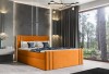 Orangefarbenes Polsterbett für ein modernes Schlafzimmer-Interieur.
