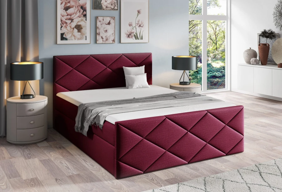 Elegantes bordeauxrotes Polsterbett mit Rautenmuster-Steppung in gemütlicher Schlafzimmer-Atmosphäre.