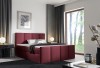 Elegantes weinrotes Boxspringbett im modern gestalteten Schlafzimmer mit gemütlicher Atmosphäre.
