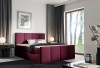 Weinrotes Boxspringbett im luxuriösen Schlafzimmer-Design mit hohem Komfort.
