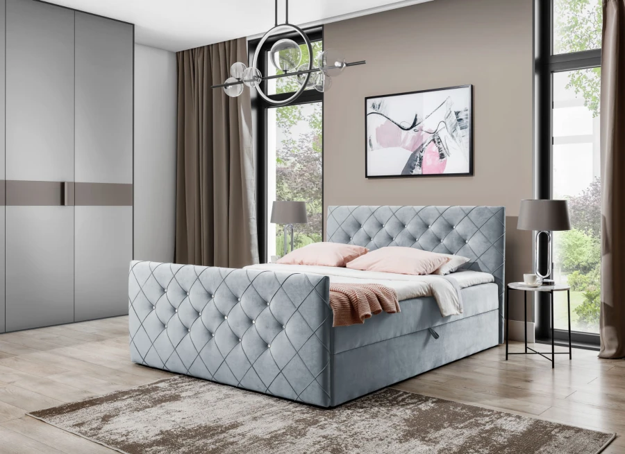 Hellblaues Boxspringbett mit Rautensteppung und Kristalldekor im eleganten Schlafzimmer.