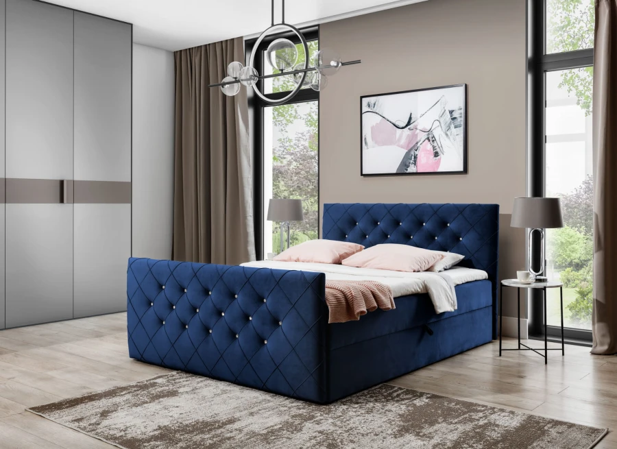 Dunkelblaues Boxspringbett mit dekorativer Steppung und Kristalldetails im Schlafzimmer.