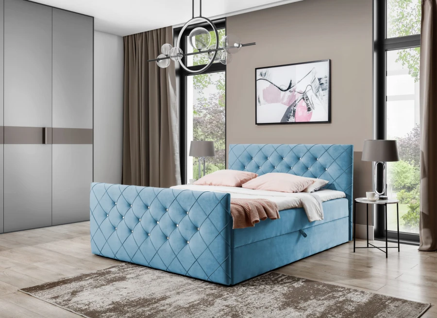Hellblaues Polsterbett mit Rautensteppung und Kristallen im modernen Schlafzimmer.