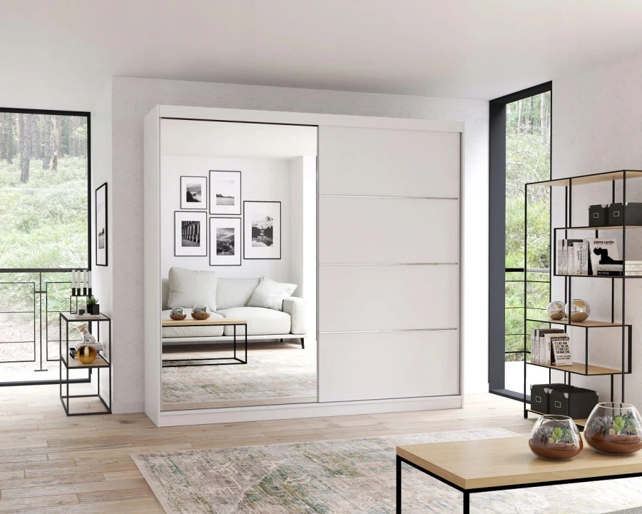 Moderner weißer Schwebetürenschrank mit Ganzkörperspiegel in hellem Zimmer.