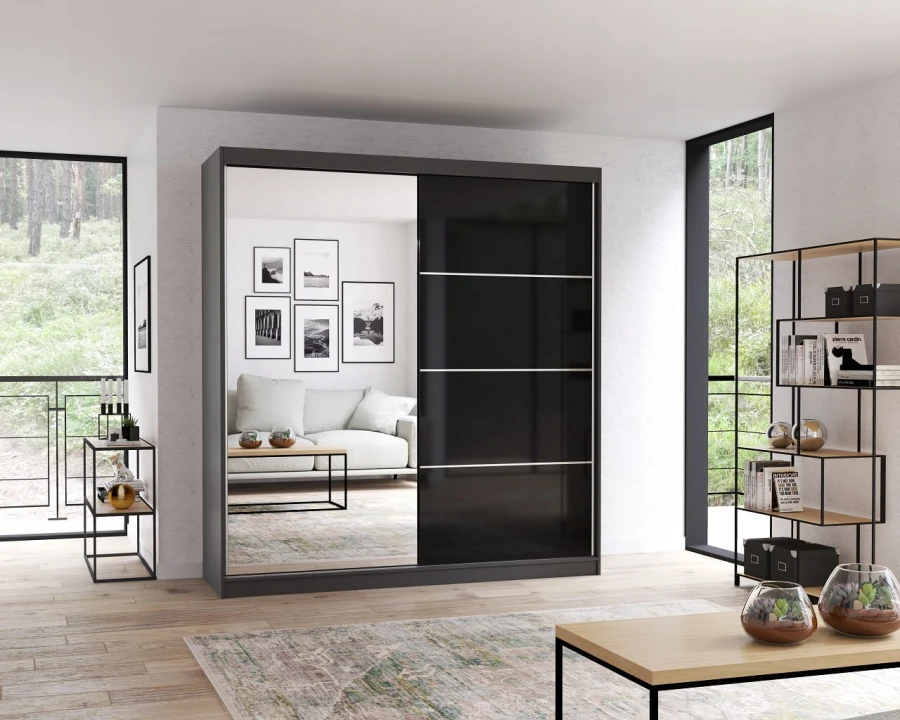 Moderner schwarzer Schiebetürschrank mit Spiegel in einem hellen Wohnzimmer mit Waldblick.