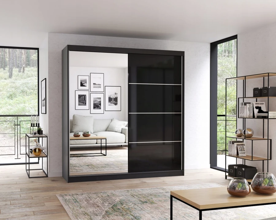 Großer Kleiderschrank in Schwarz mit Schiebetüren und Spiegelfront für viel Stauraum.