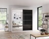 Weißer Kleiderschrank mit schwarzen Schiebetüren und großem Spiegel in eleganter Einrichtung.