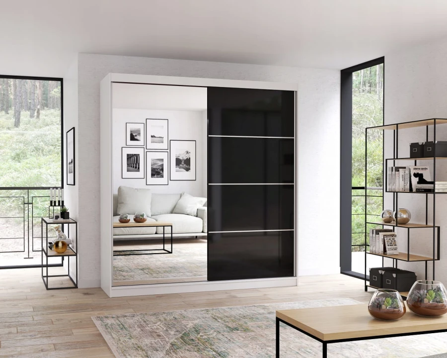 Weißer Kleiderschrank mit schwarzen Schiebetüren und großem Spiegel in eleganter Einrichtung.