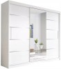 Weißer Schwebetürenschrank mit drei Türen und Spiegel, ideal für moderne Schlafzimmer.