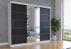 Stilvoller Schwebetürenschrank in Schwarz und Weiß mit zentralem Spiegel im modernen Design.