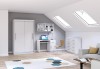 Helles Dachzimmer mit weißen Möbeln: Schrank, Schreibtisch und Regal.
