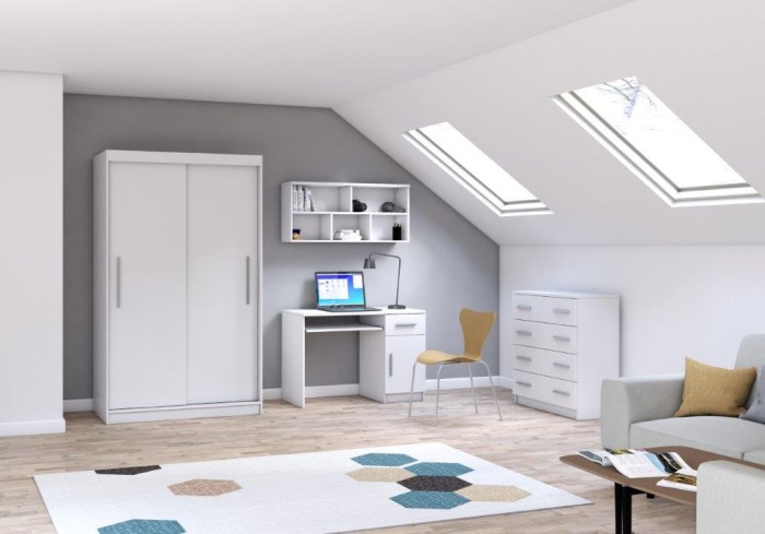Moderner Wohnraum unter Dachschräge mit weißem Schiebeschrank, Schreibtisch und Kommode.