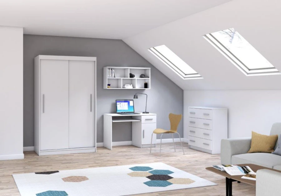 Helles Dachzimmer mit weißen Möbeln: Schrank, Schreibtisch und Regal.