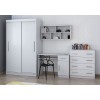 Komplettes weißes Möbel-Set mit Kleiderschrank, Schreibtisch und Kommode für das Arbeitszimmer.