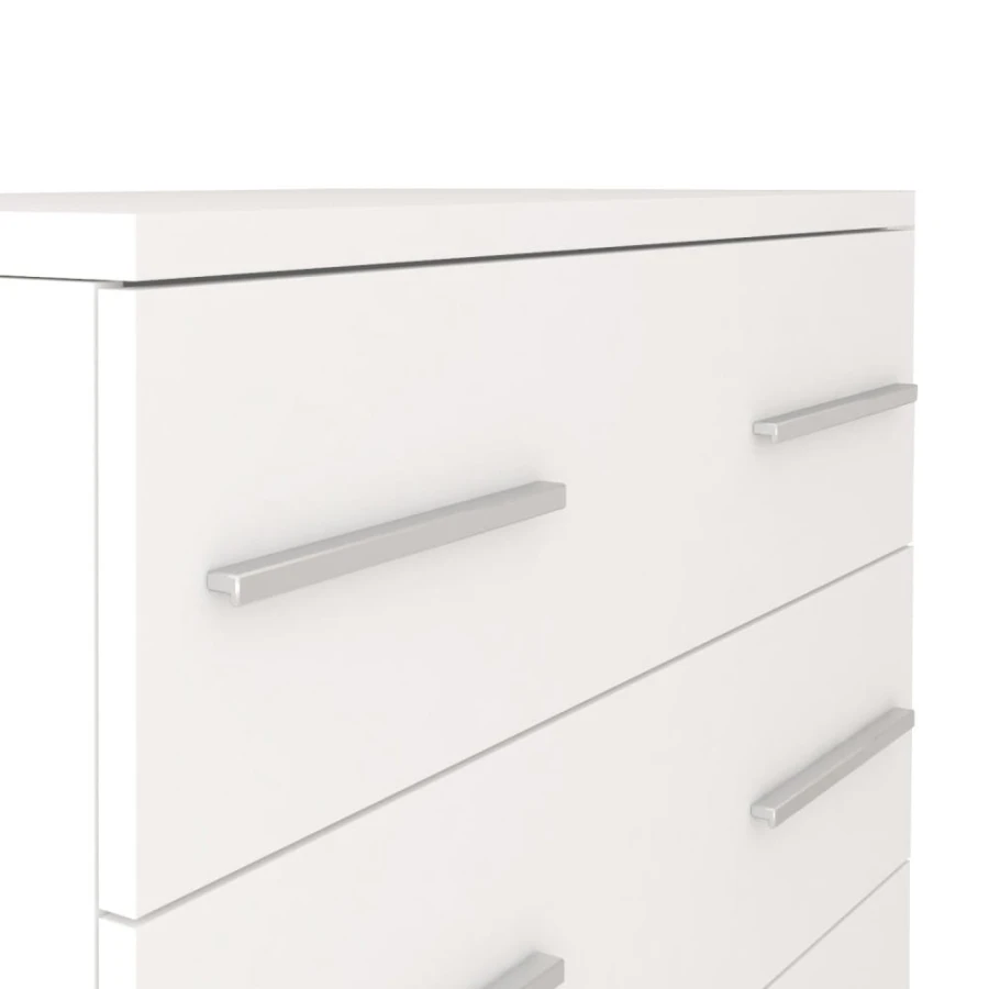 Nahaufnahme der silbernen Griffe an einer weißen Kommode im modernen Design.