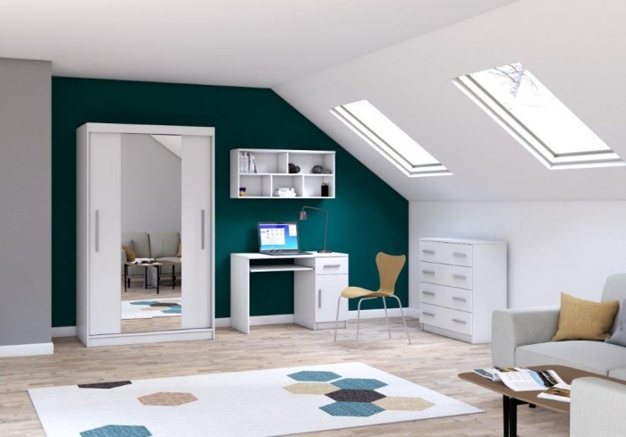 Modernes Jugendzimmer-Set in Weiß mit Schrank, Schreibtisch und Kommode im Dachgeschoss.