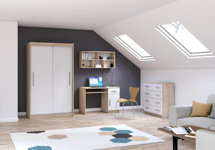 Komplettes Jugendzimmer-Möbelset in Weiß und Holzoptik unter einer Dachschräge.