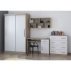 Set aus Schwebetürenschrank, Schreibtisch und Kommode in Weiß und Eiche-Dekor.