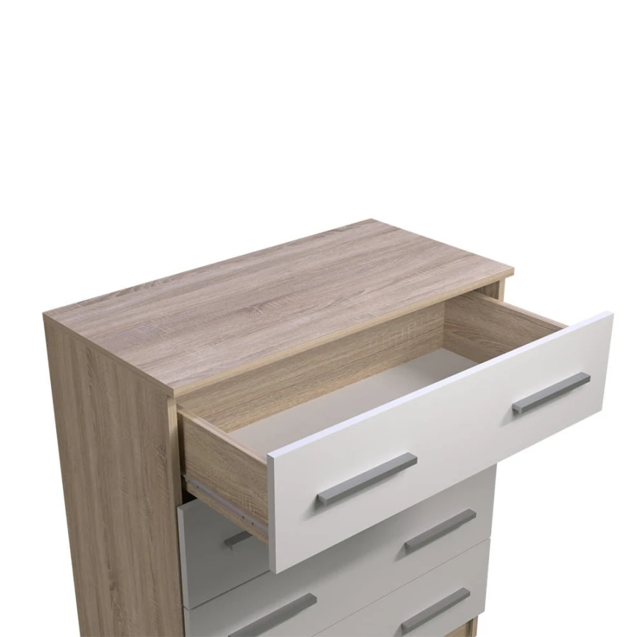 Detailansicht einer geöffneten weißen Schublade der Holzkommode mit silbernen Griffen und robustem Auszug.