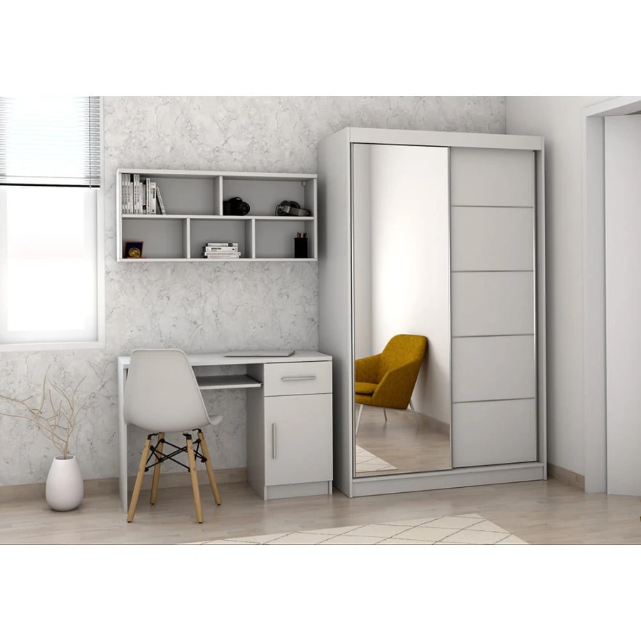 Zimmer mit weißem Schreibtisch, Wandregal und Schwebetürenschrank mit Spiegel.