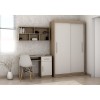 Komplette Büroeinrichtung mit Schreibtisch, Wandboard und großem Schiebeschrank.