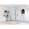 Weiß-blaues Kinderzimmer-Set mit Schreibtisch, Kleiderschrank und Kommode.