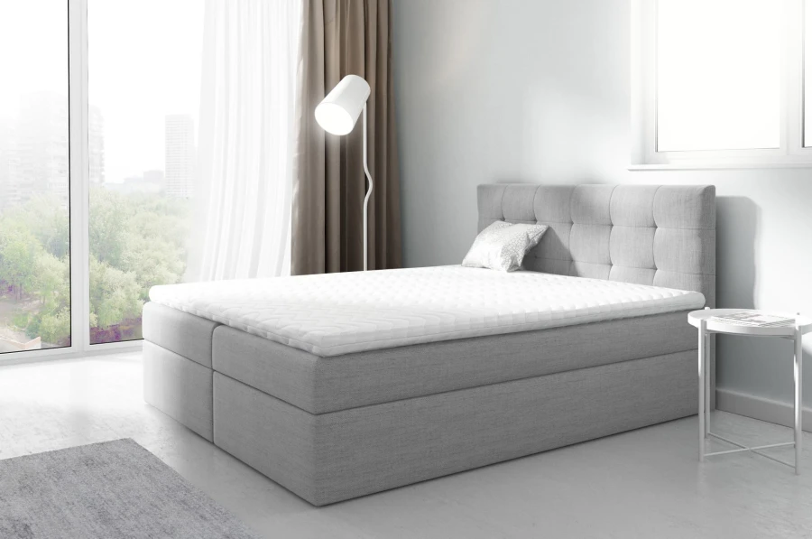 Modernes Boxspringbett in Hellgrau mit gepolstertem Kopfteil für Schlafzimmer.