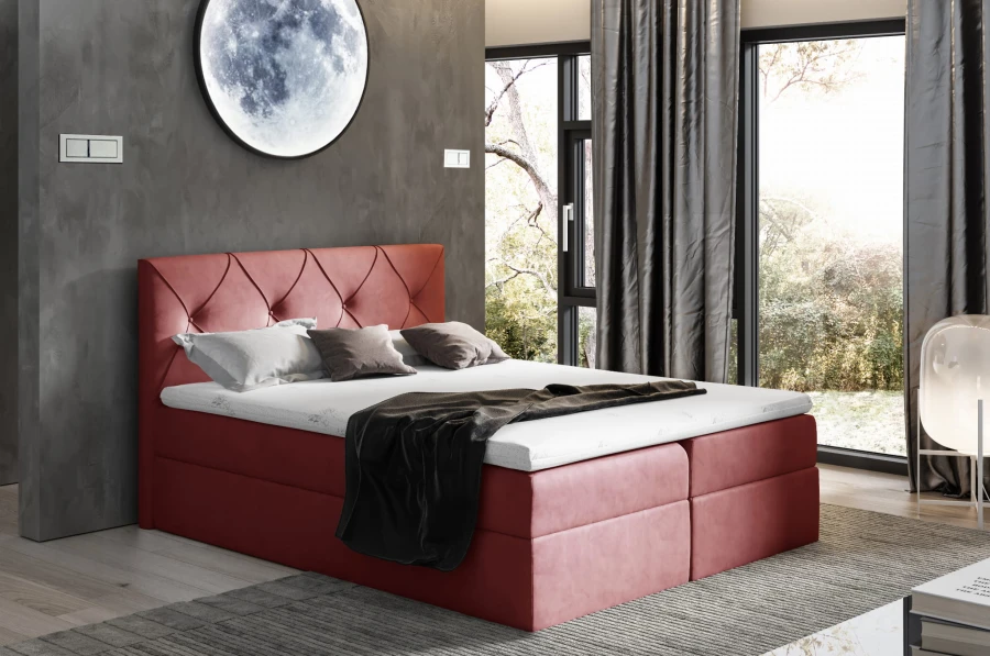 Elegantes Boxspringbett in Dunkelrot mit gestepptem Kopfteil und Matratze.
