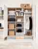 Geöffneter Kleiderschrank mit praktischer Inneneinteilung, Kleiderstange und Schubladen für das Jugendzimmer.