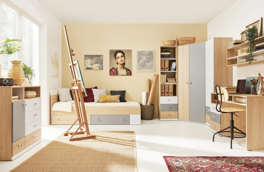 Hell gestaltetes Jugendzimmer mit Bett, Schreibtisch, Kleiderschrank und Staffelei.