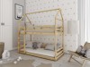 Kinder-Etagenbett aus Kiefernholz im Haus-Stil in einem hellen Kinderzimmer.