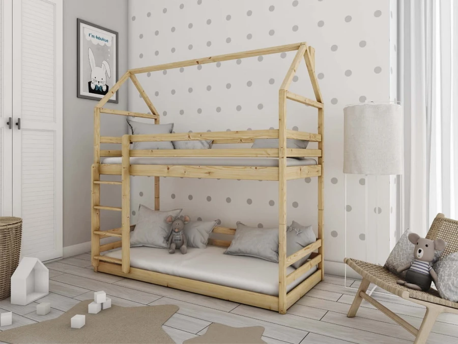 Kinder-Etagenbett aus Kiefernholz im Haus-Stil in einem hellen Kinderzimmer.