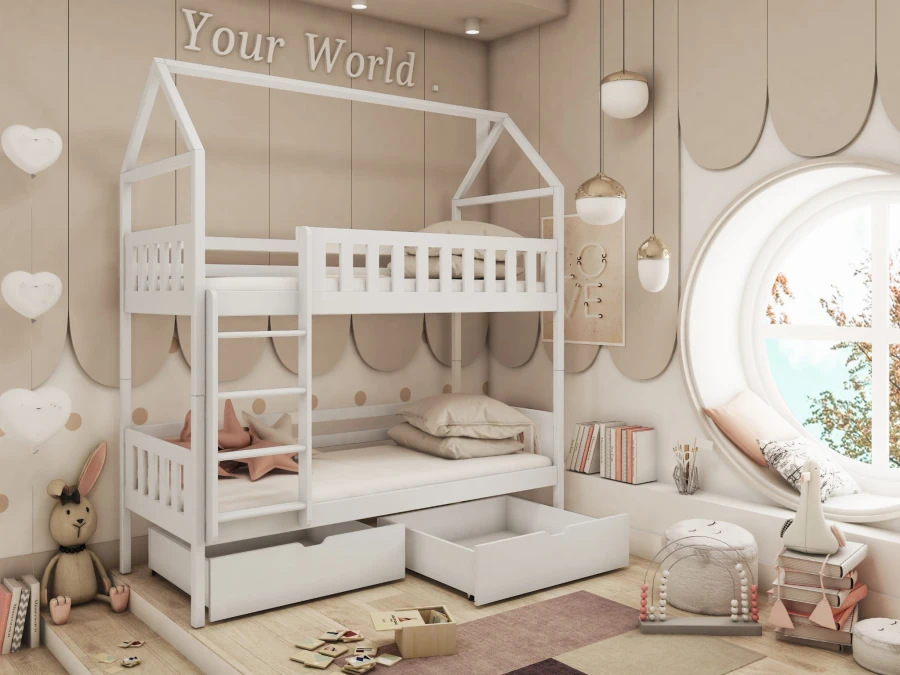 Weißes Etagenbett in Hausoptik mit zwei ausziehbaren Schubladen im hellen Kinderzimmer.
