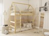 Naturholz Hochbett in Hausoptik mit gemütlichem Spielbereich im Kinderzimmer.