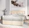 Modernes beiges Polsterbett mit gestepptem Kopfteil im elegant eingerichteten Schlafzimmer.