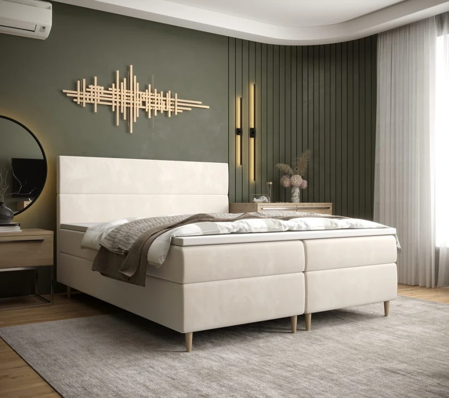 Beiges Boxspringbett im modernen Schlafzimmer mit grüner Wanddekoration