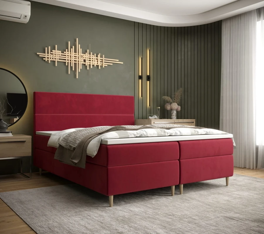 Rotes Boxspringbett in elegantem Schlafzimmer mit Wandleuchten