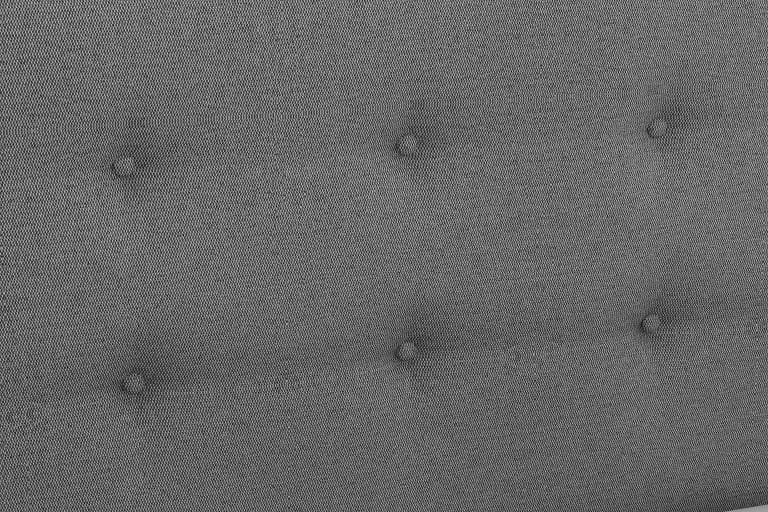 Detailaufnahme eines grauen Stoffbezugs mit dekorativer Knopfheftung.