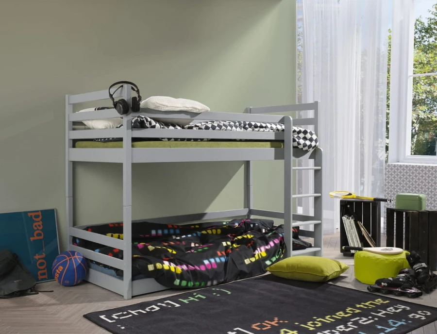 Graues Etagenbett für Jugendliche im modernen Kinderzimmer mit Sportzubehör.